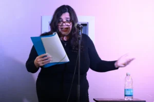 Tish Ince Poeta Escritora - Actuando en Stroud - Voces Amplificadas - Mes de la Historia Negra Poesía y Palabra Hablada 2025 - fotografía de Stephen Moore